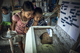 fot. Bernard Kwapiński, "Happyland", Manila, Filipiny<br></br><br></br>W 1995 roku władze Manili zamknęły przepełnione wysypisko śmieci, a pracujących tam ludzi przeniesiono na kawałek ziemi, który był składowiskiem odpadów żywności. Choć pozwolono zostać im jedynie na chwilę, nie opuścili tego miejsca i stworzyli jeden z największych slumsów, dający dzisiaj schronienie ponad 30. tysiącom mieszkańców. HAPPYLAND – ta oficjalna nazwa, powstała ze spontanicznie wymienionych liter w nazwie HAPILAN pochodzącej z lokalnego dialektu Visaian, a która w oryginale określała to miejsce jako ziemię cuchnącą. Historia jest zapisem zjawisk, które uznałem za najbardziej przejmujące, szczególnie tych, związanych z żyjącymi w tym nieszczęściu dziećmi.<br></br><br></br>Bernard Kwapiński – fotograf z wykształcenia i zamiłowania. Absolwent Wydziału Fotografii Uniwersytetu w Dortmundzie (Visual Communication / Photography). Członek Press Club Polska oraz założyciel Fundacji Instytut Fotografii Fort, którą powołał w roku 2016 celem wspierania fotografii polskiej. Założyciel galerii fotograficznej działającej przy IFF, a także jedynej w Polsce, unikatowej czytelni fotograficznej na rzecz, której przekazał jedną z największych w kraju kolekcji książek fotograficznych. Publikował swoje prace w prasie zagranicznej i polskiej ( m.in. w National Geographic Polska) i prezentował swoje zdjęcia na portalach internetowych ( m.in. Lens Culture). Od trzech lat pracuje nad kilkoma długoterminowymi projektami, których celem będą publikacje książkowe.
