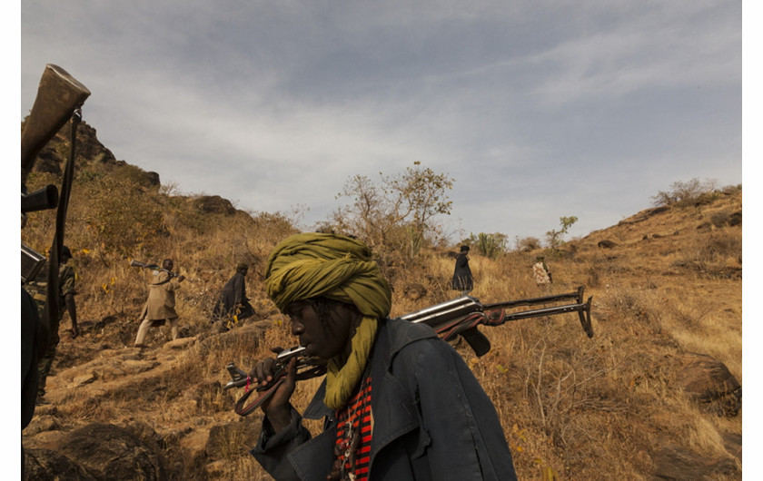 fot. Adriane Ohanesian, Sudan, członkowie Armii Wyzwolenia Sudanu wspinają się ku linii frontu w centralnym Darfurze