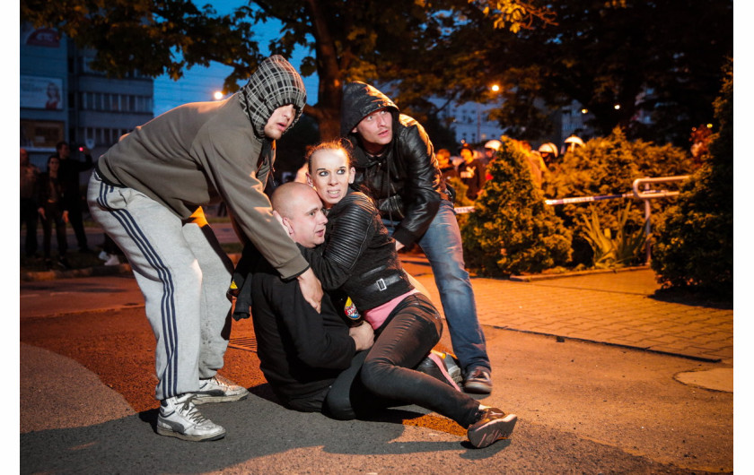 fot. Adam Konarski, Fakt. 1.miejsce w kategorii Wydarzenia

Wrocław. Zamieszki pod komisariatem policji Wrocław Stare Miasto wybuchły po tym, jak zatrzymany na wrocławskim Rynku 25-letni Igor Stachowiak zmarł podczas przesłuchania. Protestująca para podnoszona jest przez kolegów podczas wymarszu oddziału prewencji z posterunku. 18 maja 2016