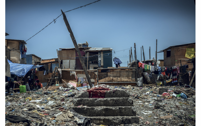 fot. Bernard Kwapiński, Happyland, Manila, FilipinyW 1995 roku władze Manili zamknęły przepełnione wysypisko śmieci, a pracujących tam ludzi przeniesiono na kawałek ziemi, który był składowiskiem odpadów żywności. Choć pozwolono zostać im jedynie na chwilę, nie opuścili tego miejsca i stworzyli jeden z największych slumsów, dający dzisiaj schronienie ponad 30. tysiącom mieszkańców. HAPPYLAND – ta oficjalna nazwa, powstała ze spontanicznie wymienionych liter w nazwie HAPILAN pochodzącej z lokalnego dialektu Visaian, a która w oryginale określała to miejsce jako ziemię cuchnącą. Historia jest zapisem zjawisk, które uznałem za najbardziej przejmujące, szczególnie tych, związanych z żyjącymi w tym nieszczęściu dziećmi.Bernard Kwapiński – fotograf z wykształcenia i zamiłowania. Absolwent Wydziału Fotografii Uniwersytetu w Dortmundzie (Visual Communication / Photography). Członek Press Club Polska oraz założyciel Fundacji Instytut Fotografii Fort, którą powołał w roku 2016 celem wspierania fotografii polskiej. Założyciel galerii fotograficznej działającej przy IFF, a także jedynej w Polsce, unikatowej czytelni fotograficznej na rzecz, której przekazał jedną z największych w kraju kolekcji książek fotograficznych. Publikował swoje prace w prasie zagranicznej i polskiej ( m.in. w National Geographic Polska) i prezentował swoje zdjęcia na portalach internetowych ( m.in. Lens Culture). Od trzech lat pracuje nad kilkoma długoterminowymi projektami, których celem będą publikacje książkowe.