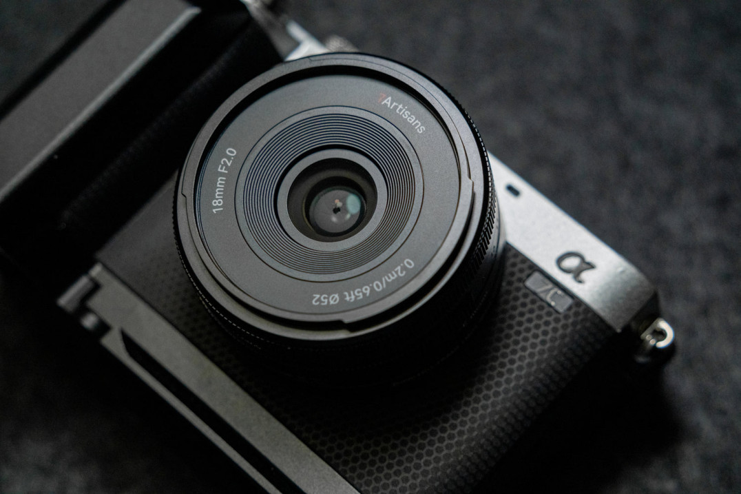 7Artisans AF 18 mm f/2 Lite - niezwykle kompaktowa, a jednocześnie solidna i niedroga stałka do aparatów APS-C