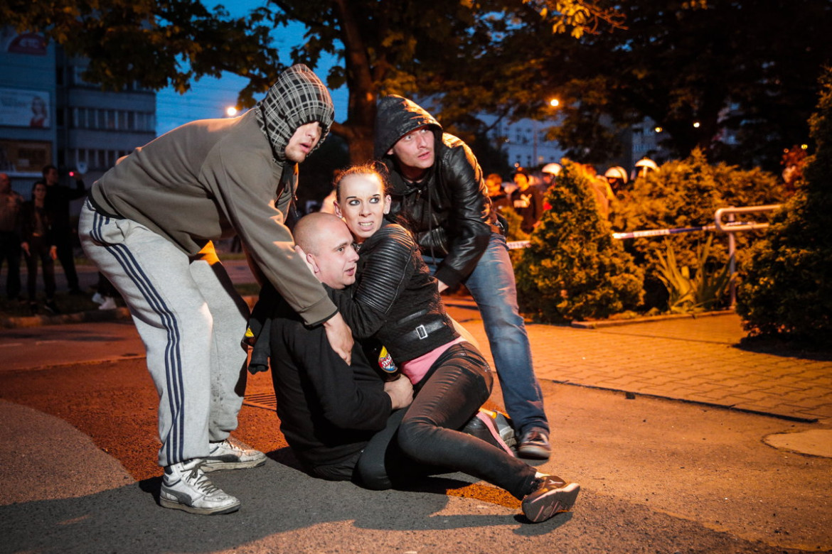 fot. Adam Konarski, "Fakt". 1.miejsce w kategorii Wydarzenia
Wrocław. Zamieszki pod komisariatem policji Wrocław Stare Miasto wybuchły po tym, jak zatrzymany na wrocławskim Rynku 25-letni Igor Stachowiak zmarł podczas przesłuchania. Protestująca para podnoszona jest przez kolegów podczas wymarszu oddziału prewencji z posterunku. 18 maja 2016