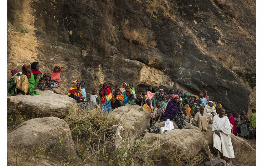 fot. Adriane Ohanesian, Sudan, kobiety i dzieci koczują przed jaskinią, w której ukrywają się przed nalotami armi rządowej Sudanu Południowego