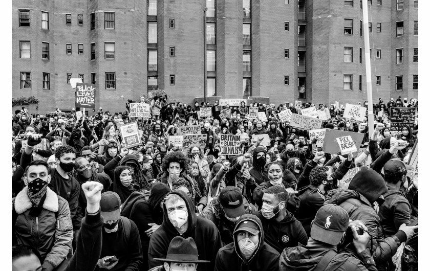 fot. Chris Mozyro, Black Lives MatterBlack Lives Matter to międzynarodowy ruch na rzecz praw człowieka, wywodzący się ze społeczności afroamerykańskiej, który prowadzi kampanie przeciwko przemocy i systemowemu rasizmowi wobec Czarnych. BLM regularnie organizuje protesty przeciwko brutalności policji i zabójstwom Czarnych przez policję, a także szerszym kwestiom, takim jak profilowanie rasowe i nierówność rasowa w systemie sądownictwa karnego Stanów Zjednoczonych. Ruch powrócił na pierwsze strony gazet i zyskał dalsze międzynarodowe zainteresowanie podczas globalnych protestów po śmierci George'a Floyda w 2020 roku w Minneapolis w Minnesocie. Floyd zmarł po aresztowaniu za rzekome wykorzystywanie fałszywych pieniędzy do kupowania papierosów. Biały policjant klęczał na jego szyi przez osiem minut i 46 sekund, co doprowadziło do jego śmierci. Wydarzenia związane z aresztowaniem, śmiercią i działaniami funkcjonariuszy doprowadziły do międzynarodowych protestów Black Lives Matter, wezwań do reformy policji i ustawodawstwa dotyczącego nierówności rasowych. Protesty wybuchły i trwają od tego czasu w wielu miastach USA, Australii, Francji, Holandii i Wielkiej Brytanii. Zdjęcia te wykonano 6 czerwca 2020 roku podczas londyńskiego protestu. Znalazłem się w centrum protestów, doświadczając całej gamy ludzkich emocji i obserwując niecodzienne zachowanie. Fakt, że protest miał miejsce podczas pandemii Covid-19, sprawia, że wydarzenie to jest jeszcze bardziej znaczące. Około godziny 23:00, po wielu godzinach stania w wściekłym tłumie, zabrano mnie na policyjne śledztwo. Oficer przesłuchał mnie i sprawdził dowód. W końcu udało mi się wyjechać, ale odradzono mi powrót do centrum miasta w ciągu 24 godzin, ponieważ groziłoby to aresztowaniem.Chris Mozyro - Chociaż obecnie mieszka w Londynie, urodził się i wychował na Litwie. Po ukończeniu polskiej szkoły podstawowej, ukończył z dyplomem Zawodowe Centrum Technologii i Biznesu w Wilnie. Praktykowanie kickboxingu we wczesnych latach pomogło mu rozwinąć dyscyplinę i odporność. Obie te cechy przydają mu się obecnie w karierze fotografa.Szybko odkrył, że fotografia jest fantastycznym sposobem na uchwycenie szerokiej gamy ludzkich emocji, i że ten temat wydaje mu się niezwykle pociągający. Wiedząc, że jego były nauczyciel jest zapalonym fotografem z dużym doświadczeniem, poprosił go o mentoring. W styczniu 2019 roku Chris wziął udział w swoich pierwszych warsztatach fotograficznych zorganizowanych przez Mariusza Śmiejeka, założyciela All Media Academy w Londynie. Wkrótce potem, uczestniczył w trzech kolejnych przedsięwzięciach tego typu, w tym w warsztatach wyjazdowych na Sycylii. Niedługo potem miał szczęście zostać zaproszony do Warszawy przez Szeroki Kadr na przegląd portfolio fotograficznego.Jego twórczość została dostrzeżona przez Szeroki Kadr i opublikowana w EYEphoto Magazine. W tym roku znalazł się także w półfinale konkursu URBAN 2020 Photo Awards.