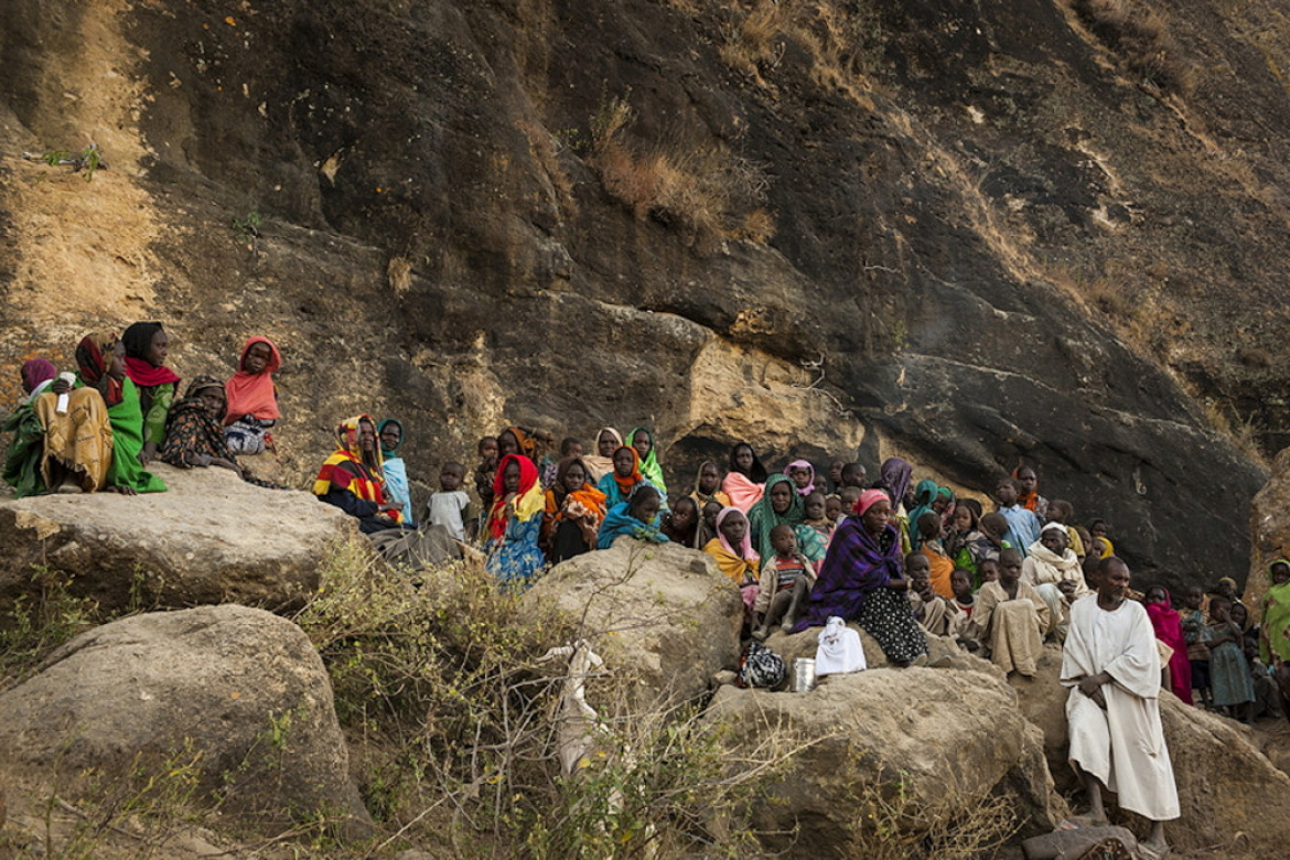 fot. Adriane Ohanesian, Sudan, kobiety i dzieci koczują przed jaskinią, w której ukrywają się przed nalotami armi rządowej Sudanu Południowego