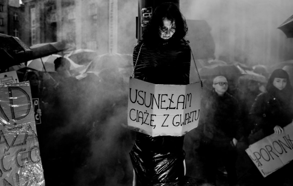 fot. Andrzej Grygiel, PAP. 2. miejsce w kategorii Wydarzenia
Katowice. Czarny Protest – ogólnopolska demonstracja kobiet przeciwko zaostrzeniu przepisów dotyczących aborcji. Na zdjęciu: protestujący w Katowicach. 3 października 2016