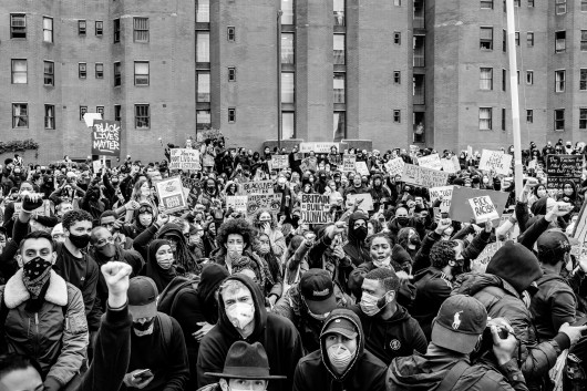 fot. Chris Mozyro, Black Lives MatterBlack Lives Matter to międzynarodowy ruch na rzecz praw człowieka, wywodzący się ze społeczności afroamerykańskiej, który prowadzi kampanie przeciwko przemocy i systemowemu rasizmowi wobec Czarnych. BLM regularnie organizuje protesty przeciwko brutalności policji i zabójstwom Czarnych przez policję, a także szerszym kwestiom, takim jak profilowanie rasowe i nierówność rasowa w systemie sądownictwa karnego Stanów Zjednoczonych. Ruch powrócił na pierwsze strony gazet i zyskał dalsze międzynarodowe zainteresowanie podczas globalnych protestów po śmierci George'a Floyda w 2020 roku w Minneapolis w Minnesocie. Floyd zmarł po aresztowaniu za rzekome wykorzystywanie fałszywych pieniędzy do kupowania papierosów. Biały policjant klęczał na jego szyi przez osiem minut i 46 sekund, co doprowadziło do jego śmierci. Wydarzenia związane z aresztowaniem, śmiercią i działaniami funkcjonariuszy doprowadziły do międzynarodowych protestów Black Lives Matter, wezwań do reformy policji i ustawodawstwa dotyczącego nierówności rasowych. Protesty wybuchły i trwają od tego czasu w wielu miastach USA, Australii, Francji, Holandii i Wielkiej Brytanii. Zdjęcia te wykonano 6 czerwca 2020 roku podczas londyńskiego protestu. Znalazłem się w centrum protestów, doświadczając całej gamy ludzkich emocji i obserwując niecodzienne zachowanie. Fakt, że protest miał miejsce podczas pandemii Covid-19, sprawia, że wydarzenie to jest jeszcze bardziej znaczące. Około godziny 23:00, po wielu godzinach stania w wściekłym tłumie, zabrano mnie na policyjne śledztwo. Oficer przesłuchał mnie i sprawdził dowód. W końcu udało mi się wyjechać, ale odradzono mi powrót do centrum miasta w ciągu 24 godzin, ponieważ groziłoby to aresztowaniem.Chris Mozyro - Chociaż obecnie mieszka w Londynie, urodził się i wychował na Litwie. Po ukończeniu polskiej szkoły podstawowej, ukończył z dyplomem Zawodowe Centrum Technologii i Biznesu w Wilnie. Praktykowanie kickboxingu we wczesnych latach pomogło mu rozwinąć dyscyplinę i odporność. Obie te cechy przydają mu się obecnie w karierze fotografa.Szybko odkrył, że fotografia jest fantastycznym sposobem na uchwycenie szerokiej gamy ludzkich emocji, i że ten temat wydaje mu się niezwykle pociągający. Wiedząc, że jego były nauczyciel jest zapalonym fotografem z dużym doświadczeniem, poprosił go o mentoring. W styczniu 2019 roku Chris wziął udział w swoich pierwszych warsztatach fotograficznych zorganizowanych przez Mariusza Śmiejeka, założyciela All Media Academy w Londynie. Wkrótce potem, uczestniczył w trzech kolejnych przedsięwzięciach tego typu, w tym w warsztatach wyjazdowych na Sycylii. Niedługo potem miał szczęście zostać zaproszony do Warszawy przez Szeroki Kadr na przegląd portfolio fotograficznego.Jego twórczość została dostrzeżona przez Szeroki Kadr i opublikowana w EYEphoto Magazine. W tym roku znalazł się także w półfinale konkursu URBAN 2020 Photo Awards.