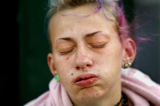 fot. Christina House, Łzy spływają po twarzy Mckenzie Trahan, gdy 22-latka opowiada o traumie, której doświadczyła w swoim życiu. Mckenzie uciekła z domu w wieku 11 lat, zaczęła zażywać narkotyki, trafiła do schroniska dla nieletnich i rodziny zastępczej. W wieku 13 lat wylądowała na ulicach Hollywood. Jako osoba dorosła została skazana za handel metamfetaminą i paserstwo. (Opublikowano 13 lipca 2022 roku.)