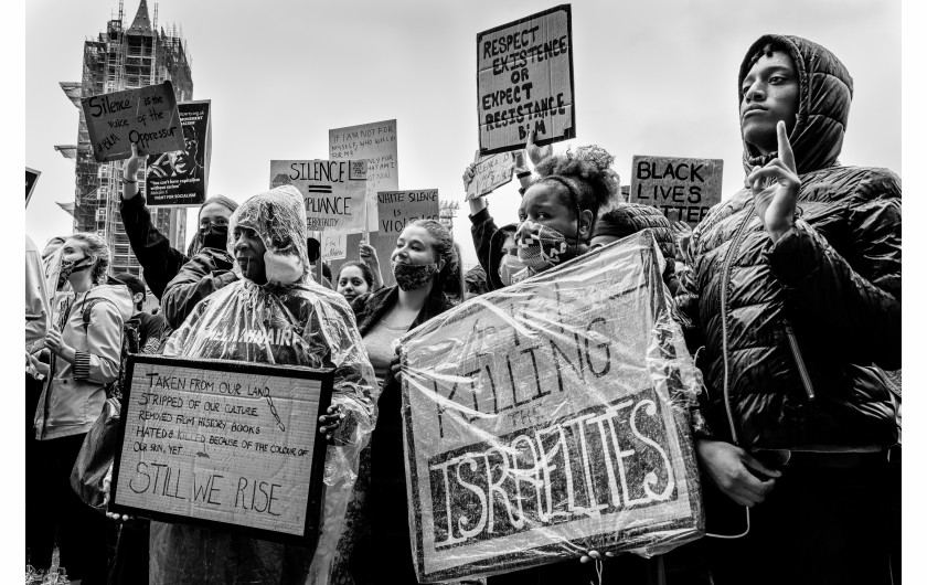 fot. Chris Mozyro, Black Lives MatterBlack Lives Matter to międzynarodowy ruch na rzecz praw człowieka, wywodzący się ze społeczności afroamerykańskiej, który prowadzi kampanie przeciwko przemocy i systemowemu rasizmowi wobec Czarnych. BLM regularnie organizuje protesty przeciwko brutalności policji i zabójstwom Czarnych przez policję, a także szerszym kwestiom, takim jak profilowanie rasowe i nierówność rasowa w systemie sądownictwa karnego Stanów Zjednoczonych. Ruch powrócił na pierwsze strony gazet i zyskał dalsze międzynarodowe zainteresowanie podczas globalnych protestów po śmierci George'a Floyda w 2020 roku w Minneapolis w Minnesocie. Floyd zmarł po aresztowaniu za rzekome wykorzystywanie fałszywych pieniędzy do kupowania papierosów. Biały policjant klęczał na jego szyi przez osiem minut i 46 sekund, co doprowadziło do jego śmierci. Wydarzenia związane z aresztowaniem, śmiercią i działaniami funkcjonariuszy doprowadziły do międzynarodowych protestów Black Lives Matter, wezwań do reformy policji i ustawodawstwa dotyczącego nierówności rasowych. Protesty wybuchły i trwają od tego czasu w wielu miastach USA, Australii, Francji, Holandii i Wielkiej Brytanii. Zdjęcia te wykonano 6 czerwca 2020 roku podczas londyńskiego protestu. Znalazłem się w centrum protestów, doświadczając całej gamy ludzkich emocji i obserwując niecodzienne zachowanie. Fakt, że protest miał miejsce podczas pandemii Covid-19, sprawia, że wydarzenie to jest jeszcze bardziej znaczące. Około godziny 23:00, po wielu godzinach stania w wściekłym tłumie, zabrano mnie na policyjne śledztwo. Oficer przesłuchał mnie i sprawdził dowód. W końcu udało mi się wyjechać, ale odradzono mi powrót do centrum miasta w ciągu 24 godzin, ponieważ groziłoby to aresztowaniem.Chris Mozyro - Chociaż obecnie mieszka w Londynie, urodził się i wychował na Litwie. Po ukończeniu polskiej szkoły podstawowej, ukończył z dyplomem Zawodowe Centrum Technologii i Biznesu w Wilnie. Praktykowanie kickboxingu we wczesnych latach pomogło mu rozwinąć dyscyplinę i odporność. Obie te cechy przydają mu się obecnie w karierze fotografa.Szybko odkrył, że fotografia jest fantastycznym sposobem na uchwycenie szerokiej gamy ludzkich emocji, i że ten temat wydaje mu się niezwykle pociągający. Wiedząc, że jego były nauczyciel jest zapalonym fotografem z dużym doświadczeniem, poprosił go o mentoring. W styczniu 2019 roku Chris wziął udział w swoich pierwszych warsztatach fotograficznych zorganizowanych przez Mariusza Śmiejeka, założyciela All Media Academy w Londynie. Wkrótce potem, uczestniczył w trzech kolejnych przedsięwzięciach tego typu, w tym w warsztatach wyjazdowych na Sycylii. Niedługo potem miał szczęście zostać zaproszony do Warszawy przez Szeroki Kadr na przegląd portfolio fotograficznego.Jego twórczość została dostrzeżona przez Szeroki Kadr i opublikowana w EYEphoto Magazine. W tym roku znalazł się także w półfinale konkursu URBAN 2020 Photo Awards.