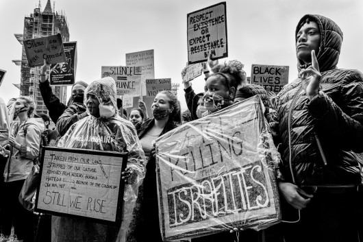 fot. Chris Mozyro, Black Lives MatterBlack Lives Matter to międzynarodowy ruch na rzecz praw człowieka, wywodzący się ze społeczności afroamerykańskiej, który prowadzi kampanie przeciwko przemocy i systemowemu rasizmowi wobec Czarnych. BLM regularnie organizuje protesty przeciwko brutalności policji i zabójstwom Czarnych przez policję, a także szerszym kwestiom, takim jak profilowanie rasowe i nierówność rasowa w systemie sądownictwa karnego Stanów Zjednoczonych. Ruch powrócił na pierwsze strony gazet i zyskał dalsze międzynarodowe zainteresowanie podczas globalnych protestów po śmierci George'a Floyda w 2020 roku w Minneapolis w Minnesocie. Floyd zmarł po aresztowaniu za rzekome wykorzystywanie fałszywych pieniędzy do kupowania papierosów. Biały policjant klęczał na jego szyi przez osiem minut i 46 sekund, co doprowadziło do jego śmierci. Wydarzenia związane z aresztowaniem, śmiercią i działaniami funkcjonariuszy doprowadziły do międzynarodowych protestów Black Lives Matter, wezwań do reformy policji i ustawodawstwa dotyczącego nierówności rasowych. Protesty wybuchły i trwają od tego czasu w wielu miastach USA, Australii, Francji, Holandii i Wielkiej Brytanii. Zdjęcia te wykonano 6 czerwca 2020 roku podczas londyńskiego protestu. Znalazłem się w centrum protestów, doświadczając całej gamy ludzkich emocji i obserwując niecodzienne zachowanie. Fakt, że protest miał miejsce podczas pandemii Covid-19, sprawia, że wydarzenie to jest jeszcze bardziej znaczące. Około godziny 23:00, po wielu godzinach stania w wściekłym tłumie, zabrano mnie na policyjne śledztwo. Oficer przesłuchał mnie i sprawdził dowód. W końcu udało mi się wyjechać, ale odradzono mi powrót do centrum miasta w ciągu 24 godzin, ponieważ groziłoby to aresztowaniem.Chris Mozyro - Chociaż obecnie mieszka w Londynie, urodził się i wychował na Litwie. Po ukończeniu polskiej szkoły podstawowej, ukończył z dyplomem Zawodowe Centrum Technologii i Biznesu w Wilnie. Praktykowanie kickboxingu we wczesnych latach pomogło mu rozwinąć dyscyplinę i odporność. Obie te cechy przydają mu się obecnie w karierze fotografa.Szybko odkrył, że fotografia jest fantastycznym sposobem na uchwycenie szerokiej gamy ludzkich emocji, i że ten temat wydaje mu się niezwykle pociągający. Wiedząc, że jego były nauczyciel jest zapalonym fotografem z dużym doświadczeniem, poprosił go o mentoring. W styczniu 2019 roku Chris wziął udział w swoich pierwszych warsztatach fotograficznych zorganizowanych przez Mariusza Śmiejeka, założyciela All Media Academy w Londynie. Wkrótce potem, uczestniczył w trzech kolejnych przedsięwzięciach tego typu, w tym w warsztatach wyjazdowych na Sycylii. Niedługo potem miał szczęście zostać zaproszony do Warszawy przez Szeroki Kadr na przegląd portfolio fotograficznego.Jego twórczość została dostrzeżona przez Szeroki Kadr i opublikowana w EYEphoto Magazine. W tym roku znalazł się także w półfinale konkursu URBAN 2020 Photo Awards.