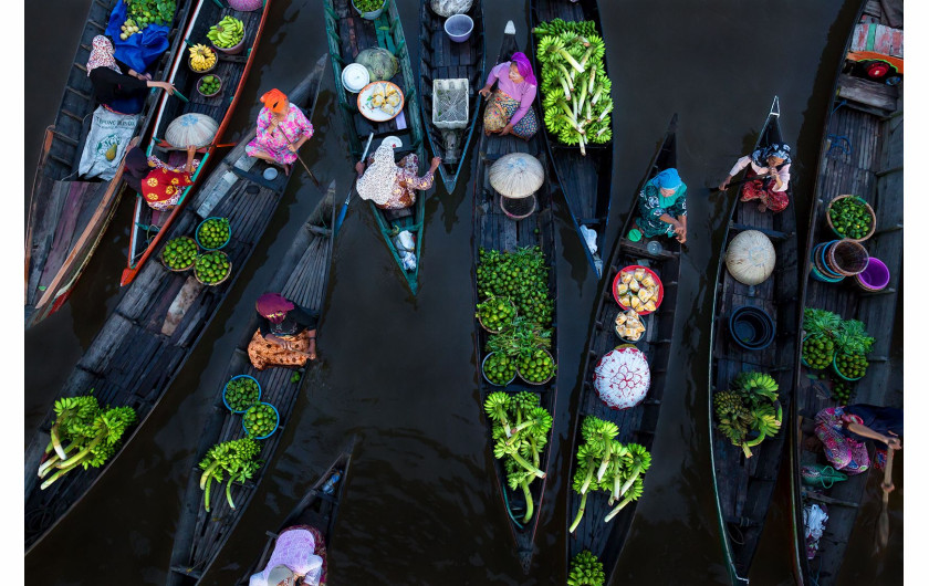 Sina Falker, FLOATING MARKET, I miejsce w kategorii Splash of Colors Siena International Photo Awards 2018