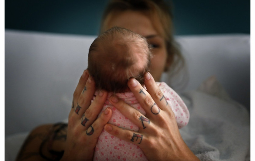 fot. Christina House, Mckenzie Trahan (23) trzyma swoją nowo narodzoną córkę Ann w Adventist Health White Memorial w Boyle Heights. (Opublikowano 13 lipca 2022 r.)