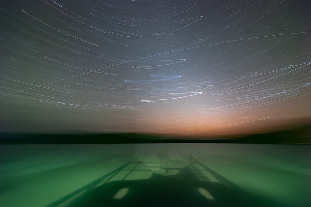 Fot. Alex van Harmelen, &quot;Trails at rest&quot;, 2. miejsce w kat. Skyscapes / ZWO Astronomy Photographer of the Year 2025