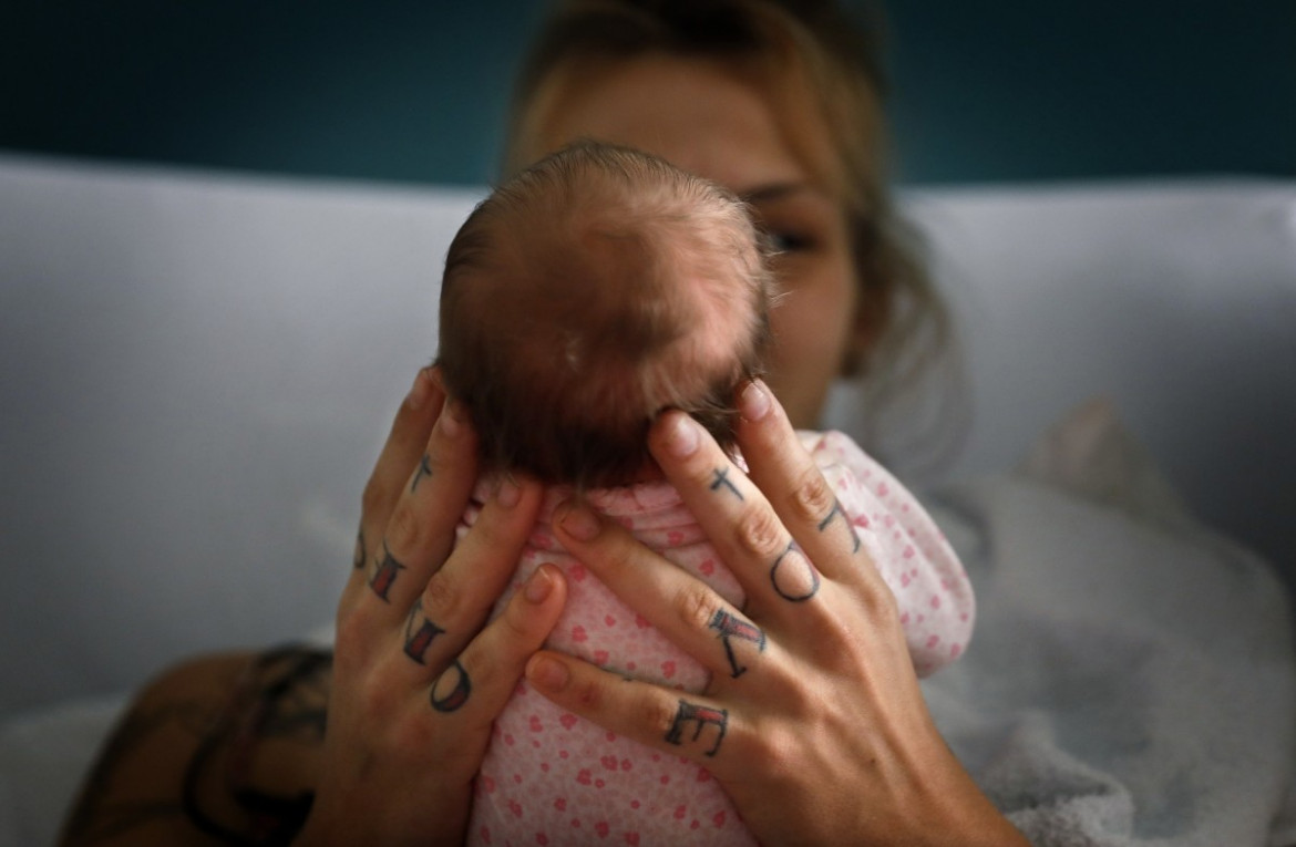 fot. Christina House, Mckenzie Trahan (23) trzyma swoją nowo narodzoną córkę Ann w Adventist Health White Memorial w Boyle Heights. (Opublikowano 13 lipca 2022 r.)