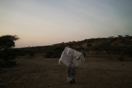 fot. Adriane Ohanesian, Obock, Djibouti, młoda Etiopka idzie na spotkanie z przemytnikami, którzy mają pomóc dostać się jej przez Jemen do Arabii Saudyjskiej