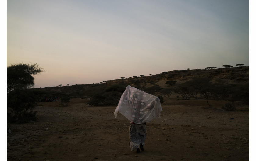 fot. Adriane Ohanesian, Obock, Djibouti, młoda Etiopka idzie na spotkanie z przemytnikami, którzy mają pomóc dostać się jej przez Jemen do Arabii Saudyjskiej
