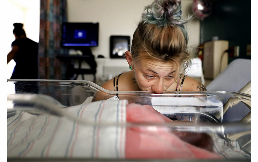 Mckenzie Trahan (23) pilnuje swojej nowo narodzonej córki Ann w Adventist Health White Memorial w Boyle Heights. (Opublikowano 13 lipca 2022 r.)