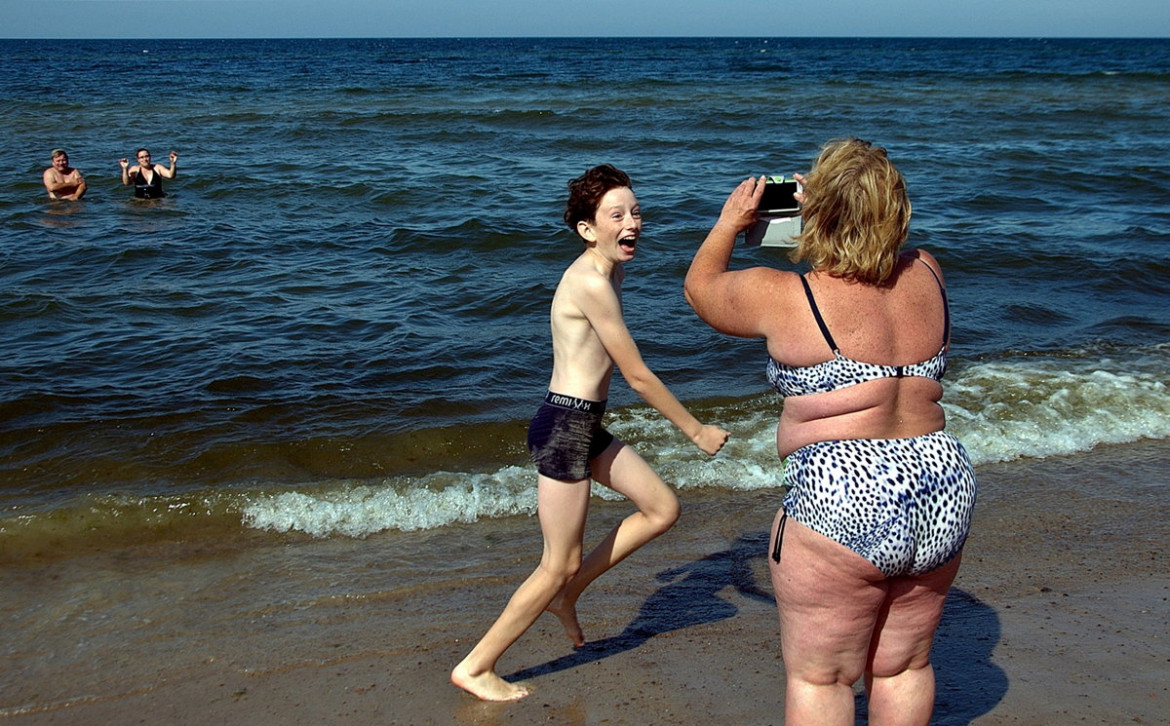 fot. Monika Jaśkowska-Bablok, 2. miejsce w kategorii Życie Codzienne

Pogorzelica. Ostatni weekend wakacji. Nieważne, czym fotografujesz, zawsze pojawi się urwis, który z radością zepsuje ci ujęcie. 28 sierpnia 2016.