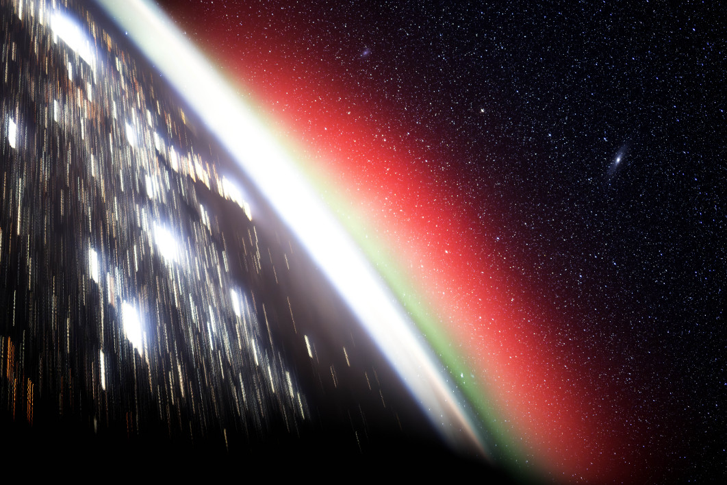 Fot. Don Petit, &quot;Earth from Orbit&quot;, zdjęcie pozakonkursowe wykonane przez kosmonautę na pokładzie ISS, które będzie prezentowane w ramach tegorocznej wystawy APOTY.

To jedno z serii zdjęć wykonanych z pokładu Międzynarodowej Stacji Kosmicznej (ISS) przy użyciu własnoręcznie zbudowanego mechanizmu śledzącego ruch gwiazd. Urządzenie, wykonujące pełny obrót co 90 minut, kompensuje zmiany orientacji ISS, dzięki czemu odległe gwiazdy rejestrują się jako nieruchome punkty, podczas gdy Ziemia wciąż obraca się poniżej - co wcześniej było niewykonalne w fotografii orbitalnej.