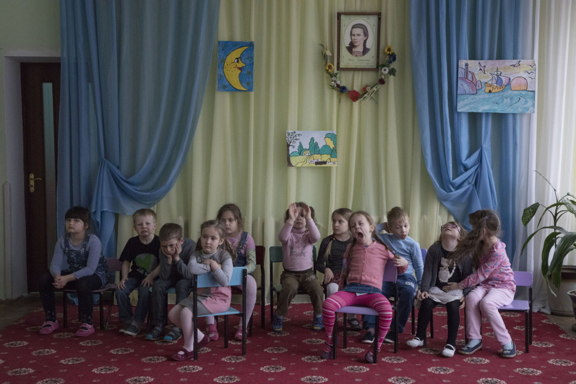 fot. Anna Kłosek, 3. miejsce w kategorii Życie Codzienne.
Autor: Anna Kłosek
Lwów. Dzieci z polskiego przedszkola w sali muzycznej dzielonej z ukraińskim przedszkolem, na tle ukraińskiej flagi i patronki przedszkola, ukraińskiej poetki Łesi Ukrainki. 6 marca 2017.