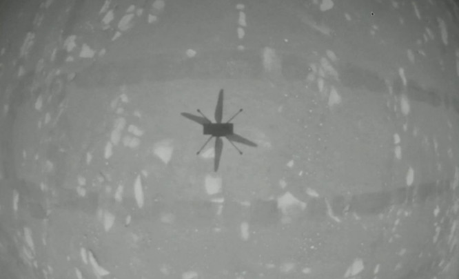 Dron na Marsie - Ingenuity przesyła pierwsze zdjęcie z powietrza