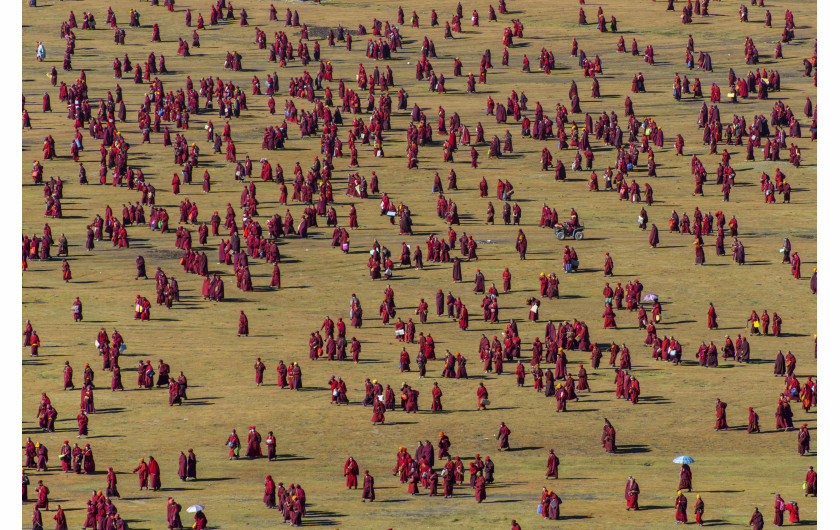 fot. Shinya Itahana, Pattern of Grassland, 3. miejsce w kategorii People / Urban Photo Awards 2019