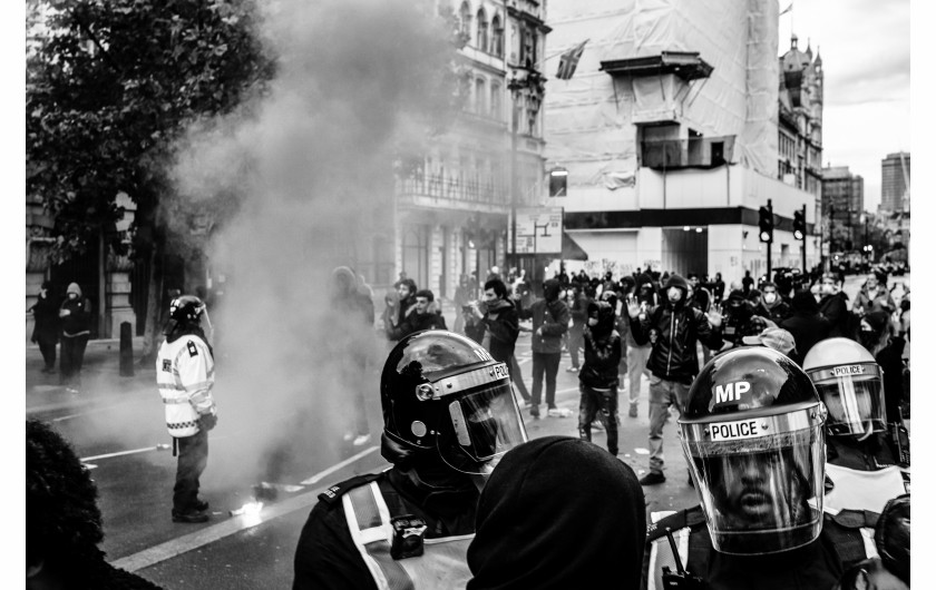 fot. Chris Mozyro, Black Lives MatterBlack Lives Matter to międzynarodowy ruch na rzecz praw człowieka, wywodzący się ze społeczności afroamerykańskiej, który prowadzi kampanie przeciwko przemocy i systemowemu rasizmowi wobec Czarnych. BLM regularnie organizuje protesty przeciwko brutalności policji i zabójstwom Czarnych przez policję, a także szerszym kwestiom, takim jak profilowanie rasowe i nierówność rasowa w systemie sądownictwa karnego Stanów Zjednoczonych. Ruch powrócił na pierwsze strony gazet i zyskał dalsze międzynarodowe zainteresowanie podczas globalnych protestów po śmierci George'a Floyda w 2020 roku w Minneapolis w Minnesocie. Floyd zmarł po aresztowaniu za rzekome wykorzystywanie fałszywych pieniędzy do kupowania papierosów. Biały policjant klęczał na jego szyi przez osiem minut i 46 sekund, co doprowadziło do jego śmierci. Wydarzenia związane z aresztowaniem, śmiercią i działaniami funkcjonariuszy doprowadziły do międzynarodowych protestów Black Lives Matter, wezwań do reformy policji i ustawodawstwa dotyczącego nierówności rasowych. Protesty wybuchły i trwają od tego czasu w wielu miastach USA, Australii, Francji, Holandii i Wielkiej Brytanii. Zdjęcia te wykonano 6 czerwca 2020 roku podczas londyńskiego protestu. Znalazłem się w centrum protestów, doświadczając całej gamy ludzkich emocji i obserwując niecodzienne zachowanie. Fakt, że protest miał miejsce podczas pandemii Covid-19, sprawia, że wydarzenie to jest jeszcze bardziej znaczące. Około godziny 23:00, po wielu godzinach stania w wściekłym tłumie, zabrano mnie na policyjne śledztwo. Oficer przesłuchał mnie i sprawdził dowód. W końcu udało mi się wyjechać, ale odradzono mi powrót do centrum miasta w ciągu 24 godzin, ponieważ groziłoby to aresztowaniem.Chris Mozyro - Chociaż obecnie mieszka w Londynie, urodził się i wychował na Litwie. Po ukończeniu polskiej szkoły podstawowej, ukończył z dyplomem Zawodowe Centrum Technologii i Biznesu w Wilnie. Praktykowanie kickboxingu we wczesnych latach pomogło mu rozwinąć dyscyplinę i odporność. Obie te cechy przydają mu się obecnie w karierze fotografa.Szybko odkrył, że fotografia jest fantastycznym sposobem na uchwycenie szerokiej gamy ludzkich emocji, i że ten temat wydaje mu się niezwykle pociągający. Wiedząc, że jego były nauczyciel jest zapalonym fotografem z dużym doświadczeniem, poprosił go o mentoring. W styczniu 2019 roku Chris wziął udział w swoich pierwszych warsztatach fotograficznych zorganizowanych przez Mariusza Śmiejeka, założyciela All Media Academy w Londynie. Wkrótce potem, uczestniczył w trzech kolejnych przedsięwzięciach tego typu, w tym w warsztatach wyjazdowych na Sycylii. Niedługo potem miał szczęście zostać zaproszony do Warszawy przez Szeroki Kadr na przegląd portfolio fotograficznego.Jego twórczość została dostrzeżona przez Szeroki Kadr i opublikowana w EYEphoto Magazine. W tym roku znalazł się także w półfinale konkursu URBAN 2020 Photo Awards.