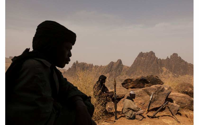 fot. Adriane Ohanesian, Sudan, członkowie rebelianckiej Armii Wyzwolenia Sudanu bronią górskich pozycji w centralnym Darfurze przed armią rządową