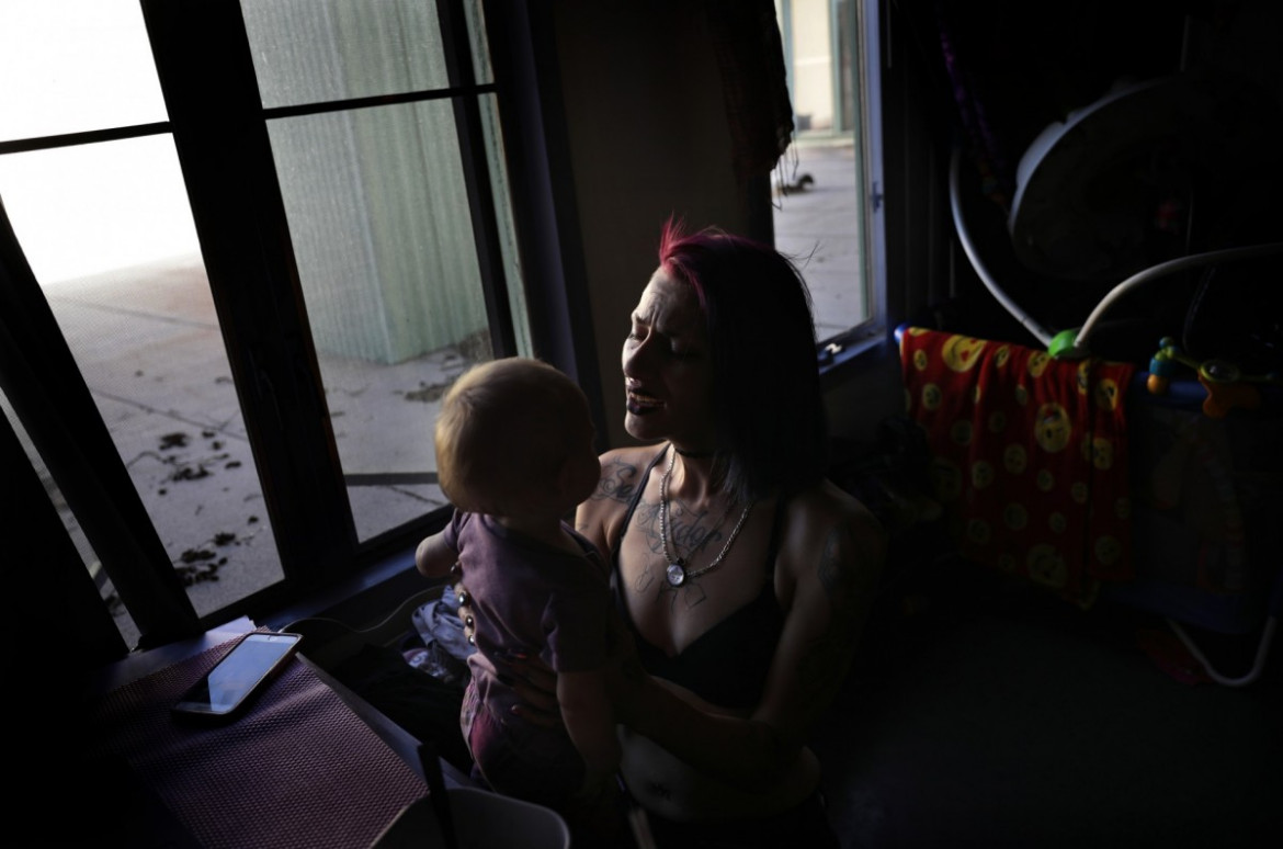 fot. Christina House, Mckenzie Trahan (23 lata) śpiewa swojej córce Ann w domu w Arlington Heights. (Opublikowano 13 lipca 2022 r.)