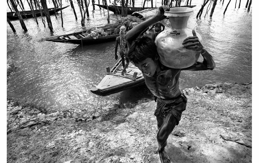 fot. Mohammad Rakibul Hasan, z cyklu Salt, 1. nagroda w kategorii Photojournalism / Monovisions Photography Awards 2019