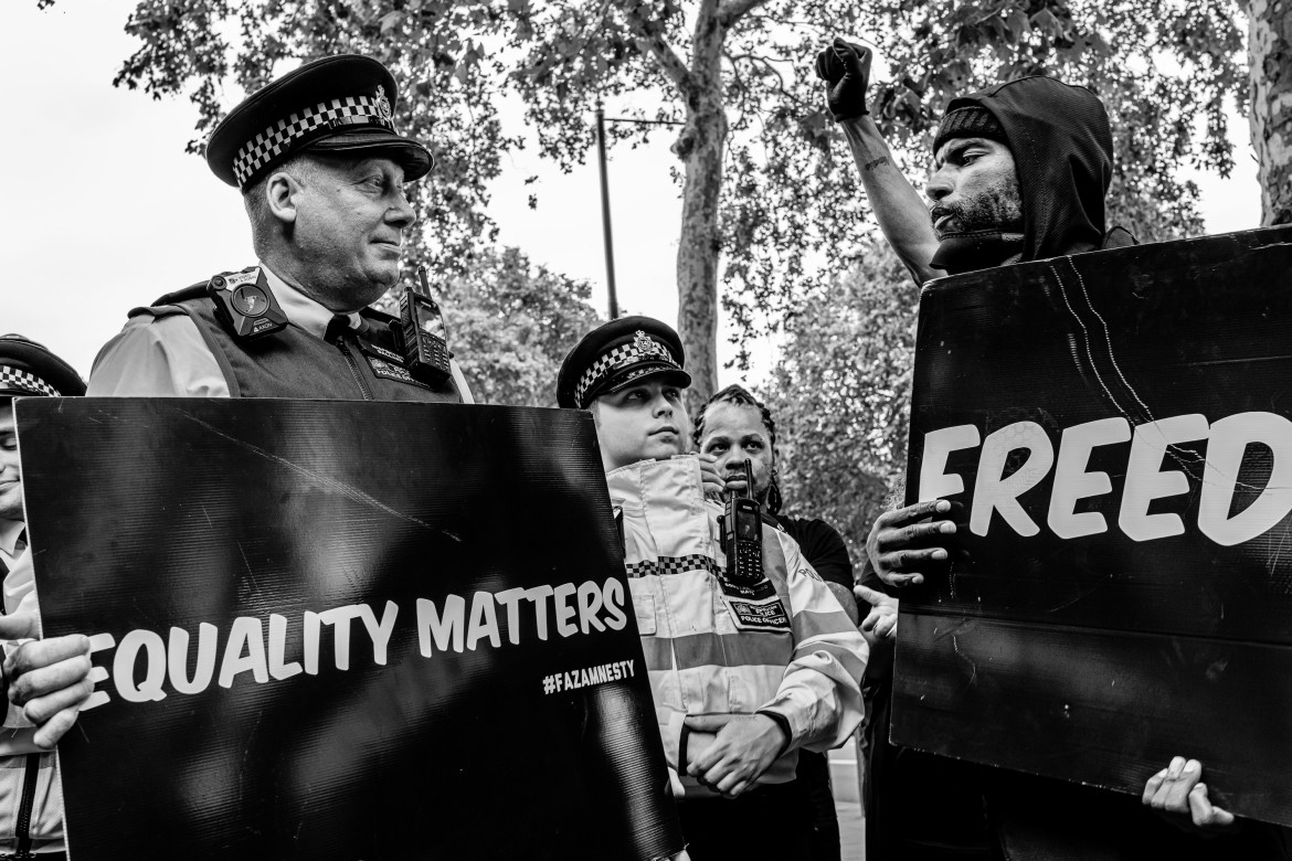 fot. Chris Mozyro, "Black Lives Matter"<br></br><br></br>Black Lives Matter to międzynarodowy ruch na rzecz praw człowieka, wywodzący się ze społeczności afroamerykańskiej, który prowadzi kampanie przeciwko przemocy i systemowemu rasizmowi wobec Czarnych. BLM regularnie organizuje protesty przeciwko brutalności policji i zabójstwom Czarnych przez policję, a także szerszym kwestiom, takim jak profilowanie rasowe i nierówność rasowa w systemie sądownictwa karnego Stanów Zjednoczonych. Ruch powrócił na pierwsze strony gazet i zyskał dalsze międzynarodowe zainteresowanie podczas globalnych protestów po śmierci George'a Floyda w 2020 roku w Minneapolis w Minnesocie. Floyd zmarł po aresztowaniu za rzekome wykorzystywanie fałszywych pieniędzy do kupowania papierosów. Biały policjant klęczał na jego szyi przez osiem minut i 46 sekund, co doprowadziło do jego śmierci. Wydarzenia związane z aresztowaniem, śmiercią i działaniami funkcjonariuszy doprowadziły do międzynarodowych protestów Black Lives Matter, wezwań do reformy policji i ustawodawstwa dotyczącego nierówności rasowych. Protesty wybuchły i trwają od tego czasu w wielu miastach USA, Australii, Francji, Holandii i Wielkiej Brytanii. Zdjęcia te wykonano 6 czerwca 2020 roku podczas londyńskiego protestu. Znalazłem się w centrum protestów, doświadczając całej gamy ludzkich emocji i obserwując niecodzienne zachowanie. Fakt, że protest miał miejsce podczas pandemii Covid-19, sprawia, że wydarzenie to jest jeszcze bardziej znaczące. Około godziny 23:00, po wielu godzinach stania w wściekłym tłumie, zabrano mnie na policyjne śledztwo. Oficer przesłuchał mnie i sprawdził dowód. W końcu udało mi się wyjechać, ale odradzono mi powrót do centrum miasta w ciągu 24 godzin, ponieważ groziłoby to aresztowaniem.<br></br><br></br>Chris Mozyro - Chociaż obecnie mieszka w Londynie, urodził się i wychował na Litwie. Po ukończeniu polskiej szkoły podstawowej, ukończył z dyplomem Zawodowe Centrum Technologii i Biznesu w Wilnie. Praktykowanie kickboxingu we wczesnych latach pomogło mu rozwinąć dyscyplinę i odporność. Obie te cechy przydają mu się obecnie w karierze fotografa.<br></br><br></br>Szybko odkrył, że fotografia jest fantastycznym sposobem na uchwycenie szerokiej gamy ludzkich emocji, i że ten temat wydaje mu się niezwykle pociągający. Wiedząc, że jego były nauczyciel jest zapalonym fotografem z dużym doświadczeniem, poprosił go o mentoring. W styczniu 2019 roku Chris wziął udział w swoich pierwszych warsztatach fotograficznych zorganizowanych przez Mariusza Śmiejeka, założyciela All Media Academy w Londynie. Wkrótce potem, uczestniczył w trzech kolejnych przedsięwzięciach tego typu, w tym w warsztatach wyjazdowych na Sycylii. Niedługo potem miał szczęście zostać zaproszony do Warszawy przez Szeroki Kadr na przegląd portfolio fotograficznego.<br></br><br></br>Jego twórczość została dostrzeżona przez Szeroki Kadr i opublikowana w EYEphoto Magazine. W tym roku znalazł się także w półfinale konkursu URBAN 2020 Photo Awards.