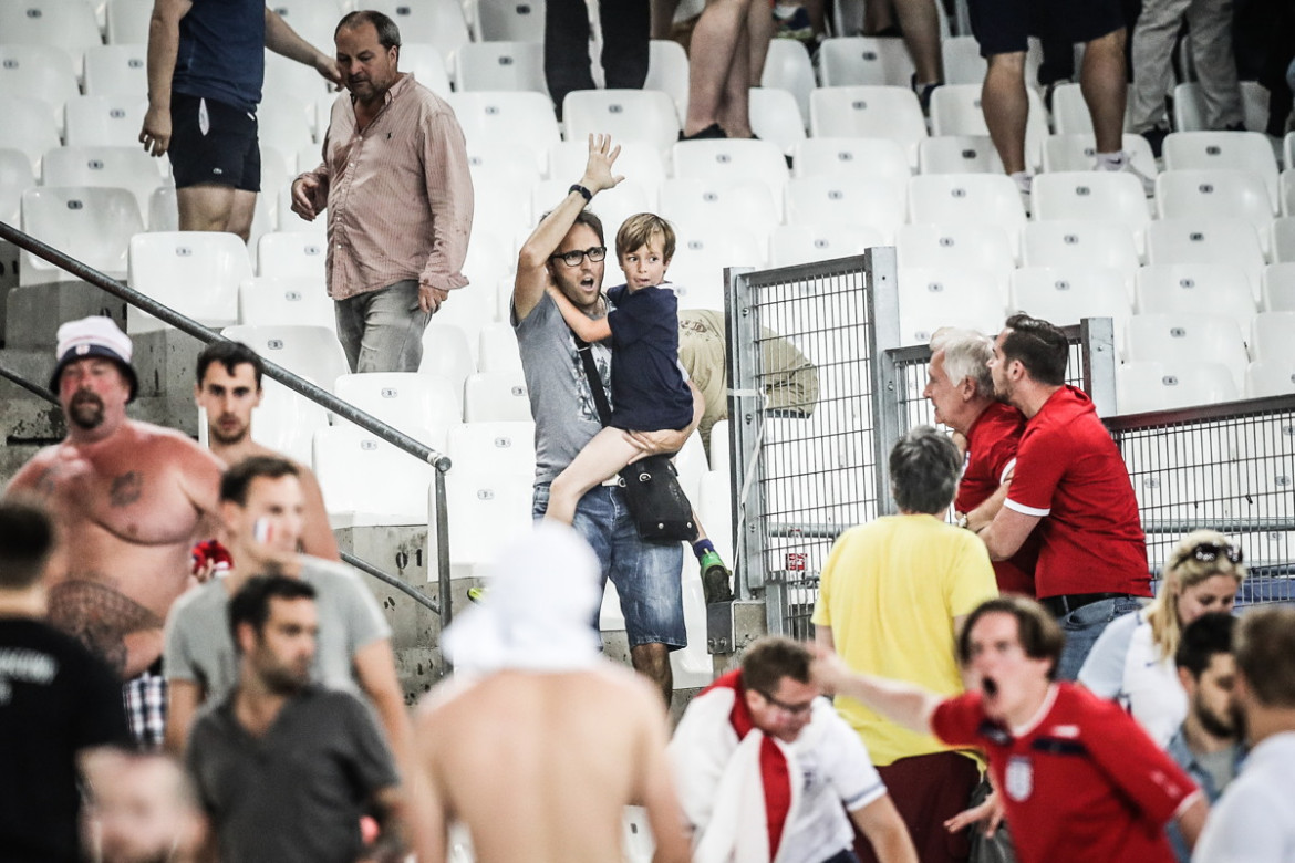 fot. Tomasz Jastrzębowski, Foto Olimpik. 3. miejsce w kategorii Sport.

Francja, Marsylia. Ojciec wyprowadzający syna ze stadionu podczas zamieszek, które wybuchły na meczu Anglia – Rosja w czasie Euro 2016.