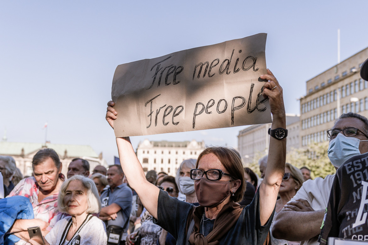 fot. Martyna Kamzol, Zdjęcie zostało zrobione podczas protestu w obronie wolnych mediów w Poznaniu w sierpniu 2021. Partia Prawo i Sprawiedliwość rozpoczęła wtedy pracę nad nowelizacją ustawy dotyczącej radiofonii i telewizji, która została wymierzona w stację TVN. Był to kolejny krok partii rządzącej w kierunku próby przejęcia mediów i ograniczaniu wolności słowa w Polsce.