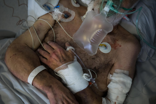 fot. Maciej JaźwieckiFotoreportaż opowiada o codziennym wysiłku pracowników służby zdrowia, walczących na pierwszej linii frontu z Covid19 oraz o pacjentach, których tak jak tysiące chorych na całym świecie, wirus skazał na samotność. Zdjęcia powstały w trakcie kilkunastu dni, w maju 2020 r., w dwóch największych szpitalach jednoimiennych w Polsce, w Szpitalu MSWiA w Warszawie oraz w Szpitalu Uniwersyteckim w Krakowie. W czasie kiedy realizowałem ten projekt, wybory prezydenckie zaplanowane na 10 maja nie odbyły się, a w ciągu całego miesiąca (maja) odnotowano w Polsce prawie 11 tysięcy nowych przypadków zachorowań na Covid19. Dziś (21.10.2020) po raz pierwszy od początku pandemii dobowy przyrost zakażeń przekroczył w Polsce próg 10 tysięcy.Maciej Jaźwiecki (ur. 1988), fotograf dokumentalny i fotoreporter, na co dzień związany z redakcją „Gazety Wyborczej”, gdzie wcześniej pracował jako fotoedytor. Absolwent Socjologii na Uniwersytecie Warszawskim oraz Studium Reportażu przy Teatrze im. Jaracza w Olsztynie. Od kilku lat prowadzi zajęcia z fotografii prasowej na Wydziale Dziennikarstwa SWPS. Jego zdjęcia były publikowane w mediach polskich i zagranicznych (m.in. The New York Times, The Washington Post, The Guardian, Dagen Nyheter, Gazeta Wyborcza, Tygodnik Powszechny, Polityka, Newsweek). W 2017 roku otrzymał stypendium artystyczne m. st. Warszawy. Jako recenzent uczestniczył w przeglądach portfolio na międzynarodowych festiwalach fotograficznych (Miesiąc Fotografii w Krakowie, Fotofestiwal w Łodzi, Les Recontres d’Arles, Visa pour l’image).