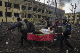 fot.  Evgeniy Maloletka, Ukraińscy pracownicy pogotowia i policjanci ewakuują ranną ciężarną Irynę Kalininę (32) ze szpitala położniczego, który został uszkodzony podczas rosyjskiego nalotu w Mariupolu, Ukraina, 9 marca 2022 r. "Zabijcie mnie teraz!" krzyczała, gdy walczyli o uratowanie jej życia w innym szpitalu, jeszcze bliżej linii frontu. Dziecko urodziło się martwe, a pół godziny później zmarła również Iryna. 