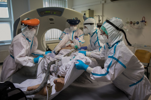 fot. Maciej JaźwieckiFotoreportaż opowiada o codziennym wysiłku pracowników służby zdrowia, walczących na pierwszej linii frontu z Covid19 oraz o pacjentach, których tak jak tysiące chorych na całym świecie, wirus skazał na samotność. Zdjęcia powstały w trakcie kilkunastu dni, w maju 2020 r., w dwóch największych szpitalach jednoimiennych w Polsce, w Szpitalu MSWiA w Warszawie oraz w Szpitalu Uniwersyteckim w Krakowie. W czasie kiedy realizowałem ten projekt, wybory prezydenckie zaplanowane na 10 maja nie odbyły się, a w ciągu całego miesiąca (maja) odnotowano w Polsce prawie 11 tysięcy nowych przypadków zachorowań na Covid19. Dziś (21.10.2020) po raz pierwszy od początku pandemii dobowy przyrost zakażeń przekroczył w Polsce próg 10 tysięcy.Maciej Jaźwiecki (ur. 1988), fotograf dokumentalny i fotoreporter, na co dzień związany z redakcją „Gazety Wyborczej”, gdzie wcześniej pracował jako fotoedytor. Absolwent Socjologii na Uniwersytecie Warszawskim oraz Studium Reportażu przy Teatrze im. Jaracza w Olsztynie. Od kilku lat prowadzi zajęcia z fotografii prasowej na Wydziale Dziennikarstwa SWPS. Jego zdjęcia były publikowane w mediach polskich i zagranicznych (m.in. The New York Times, The Washington Post, The Guardian, Dagen Nyheter, Gazeta Wyborcza, Tygodnik Powszechny, Polityka, Newsweek). W 2017 roku otrzymał stypendium artystyczne m. st. Warszawy. Jako recenzent uczestniczył w przeglądach portfolio na międzynarodowych festiwalach fotograficznych (Miesiąc Fotografii w Krakowie, Fotofestiwal w Łodzi, Les Recontres d’Arles, Visa pour l’image).