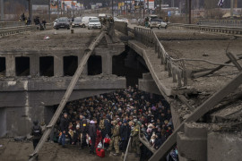 fot. Emilio Morenatt, Ukraińcy tłoczą się pod zniszczonym mostem podczas próby ucieczki przez rzekę Irpin na obrzeżach Kijowa, Ukraina, 5 marca 2022.