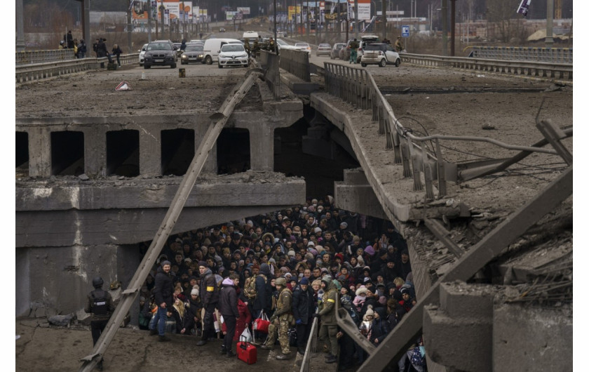 fot. Emilio Morenatt, Ukraińcy tłoczą się pod zniszczonym mostem podczas próby ucieczki przez rzekę Irpin na obrzeżach Kijowa, Ukraina, 5 marca 2022.
