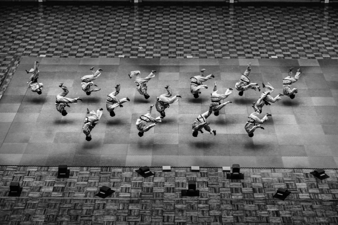 fot. Alain Schroeder, z cyklu "Taekwondo North Korea Style", 3. nagroda w kategorii Photojournalism / Monovisions Photography Awards 2019