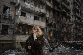 fot. Emilio Morenatti, Natali Sevriukova  obok swojego bloku po ataku rakietowym w Kijowie, Ukraina, 25 lutego, 2022.