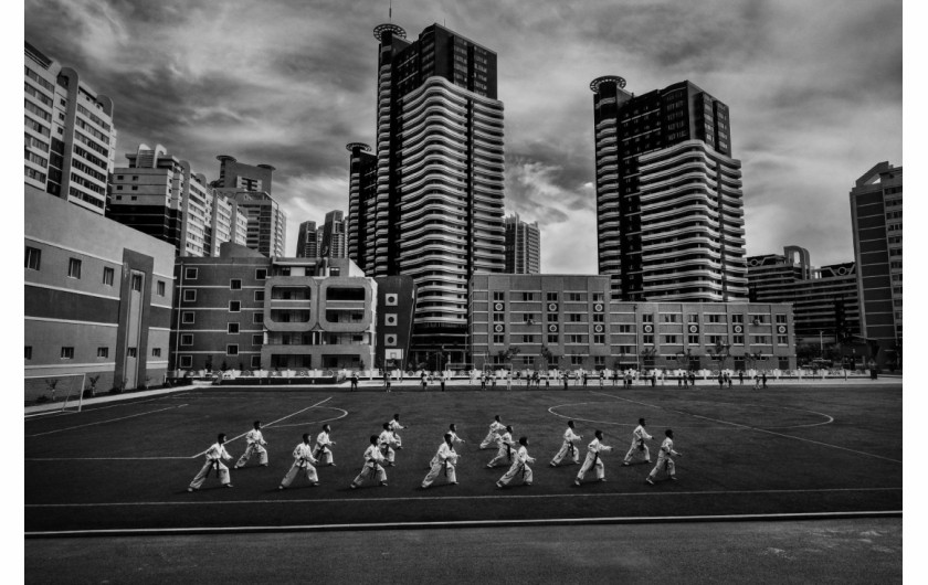 fot. Alain Schroeder, z cyklu Taekwondo North Korea Style, 3. nagroda w kategorii Photojournalism / Monovisions Photography Awards 2019