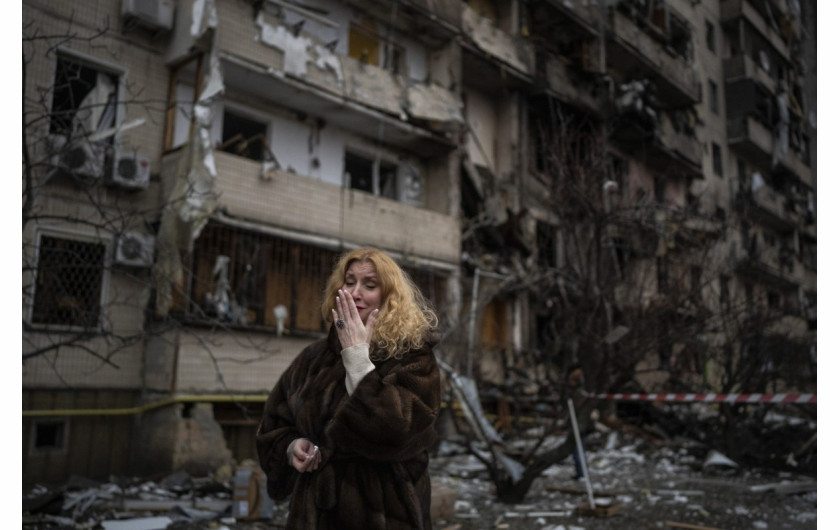 fot. Emilio Morenatti, Natali Sevriukova  obok swojego bloku po ataku rakietowym w Kijowie, Ukraina, 25 lutego, 2022.