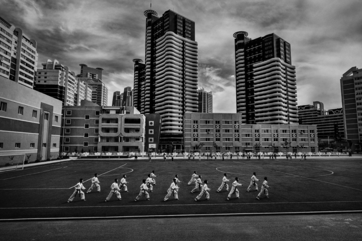 fot. Alain Schroeder, z cyklu "Taekwondo North Korea Style", 3. nagroda w kategorii Photojournalism / Monovisions Photography Awards 2019