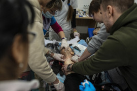 fot. Evgeniy Maloletka,  Pracownicy medyczni bezskutecznie próbują uratować życie 18-miesięcznego syna Mariny Yatsko, Kirilla, który został śmiertelnie ranny w wyniku ostrzału, w szpitalu w Mariupolu, Ukraina, 4 marca 2022 r. 