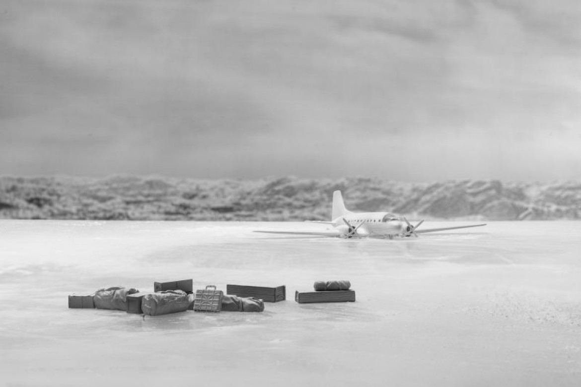 fot. Jakub Wawrzak, Brązowy medal w kategorii Science<br/><br/>Impulsem, który popchnął mnie do stworzenia tej serii zdjęć jest emocjonalna notka dziennikarki Joe Chandler, która w 2010 odwiedziła stację polarną im. A.B. Dobrowolskiego na Antarktydzie. Zafascynowany relację zacząłem zbierać materiały na temat polskich ekspedycji polarnych z lat 1958-1979. Niewielka część Białego Lądu zyskała nową formę reprezentacji - dioramę, którą stworzyłem w dużej mierze dzięki sterowanej komputerowo frezarce. Dzięki temu mogłem stworzyć obrazy odpowiadające mojej własnej fotograficznej narracji. - mówi autor cyklu.