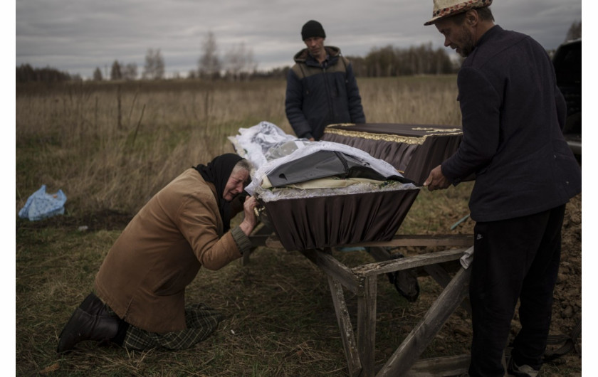 fot. Rodrigo Abd, Nadiya Trubchaninova (70) płacze obok trumny jej 48-letniego syna na cmentarzu w Mykulychi, na obrzeżach Kijowa, Ukraina, 16 kwietnia 2022. Po tym jak dotarła do niej wiadomość, że Vadym, zabity przez wycofujące się wojska rosyjskie, został znaleziony i pochowany przez obcych ludzi na podwórku w Buczu, spędziła ponad tydzień próbując sprowadzić go z powrotem do domu w Mykulychi.