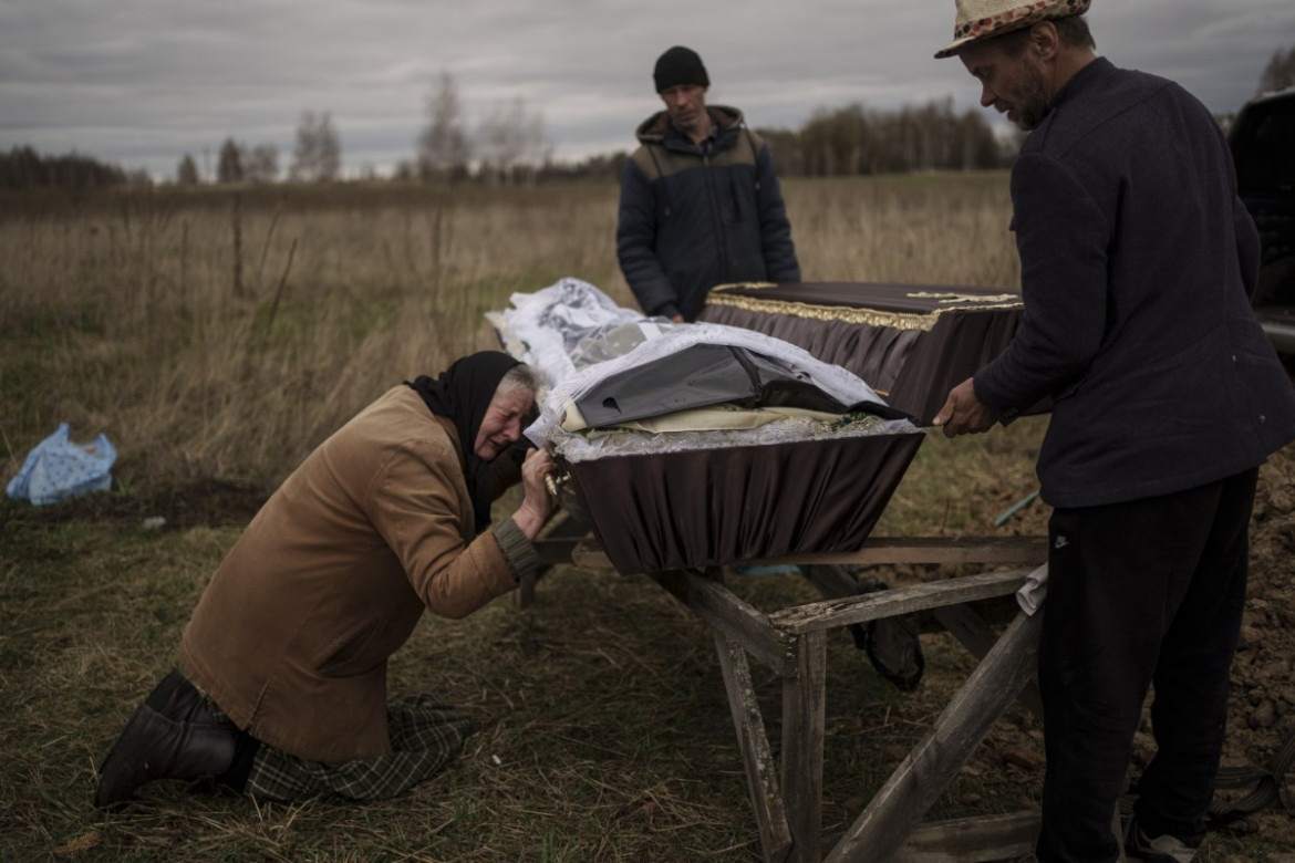 fot. Rodrigo Abd, Nadiya Trubchaninova (70) płacze obok trumny jej 48-letniego syna na cmentarzu w Mykulychi, na obrzeżach Kijowa, Ukraina, 16 kwietnia 2022. Po tym jak dotarła do niej wiadomość, że Vadym, zabity przez wycofujące się wojska rosyjskie, został znaleziony i pochowany przez obcych ludzi na podwórku w Buczu, spędziła ponad tydzień próbując sprowadzić go z powrotem do domu w Mykulychi.
