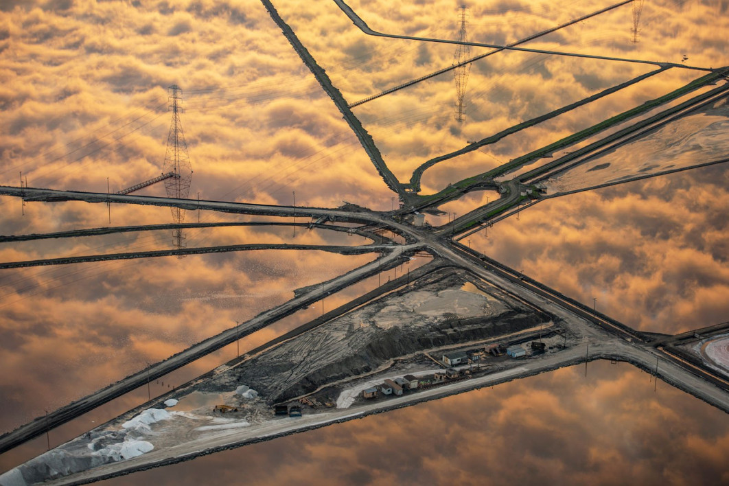 Clouds of Gold, fot. Jassen Todorov (USA) / Wildlife Photographer of the Year 2025