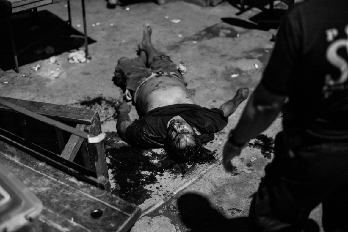 fot. Mariusz Janiszewski, „Doc! Photo Magazine”. 1 miejsce w kategorii Wydarzenia / Reportaże.
Filipiny. Osiem miesięcy, ponad 10 tys. zabitych – taki jest bilans rządów Rodriga Duterte, nowego prezydenta Filipin, i jego wojny z gangami narkotykowymi. Więzienia są przepełnione, egzekucje często wykonuje się jedynie na podstawie poszlak, bez procesów. Przyzwolenie na zabijanie wyzwoliło w policjantach najgorsze instynkty. Giną niewinni, w tym kobiety i dzieci. 27 stycznia – 12 lutego 2017.