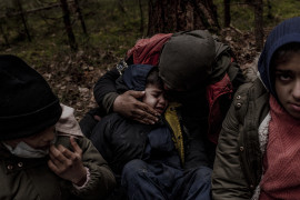 fot. Kasia Strek, Rodzina irackich Kurdów z 5 dzieci w wieku od 15 do 5 lat spędziła już 20 dni w lesie. Byli wycieńczeni, od 5 dni nic nie jedli, a jedna z dziewczynek wymagała pomocy lekarskiej. Byli już co najmniej 5 razy wypchnięci z powrotem na Białoruś i strasznie bali kolejnego „pushbacku”. Zaledwie kilka godzin po otrzymaniu pomocy od polskiej organizacji pozarządowej przysłali informację, że zostali ponownie wypchnięci na Białoruś. Nie udało im się połączyć z ojcem dzieci w Niemczech. Dziś są już z powrotem w Iraku. Koło Siemianówki, Polska, 13.11.2021 r.